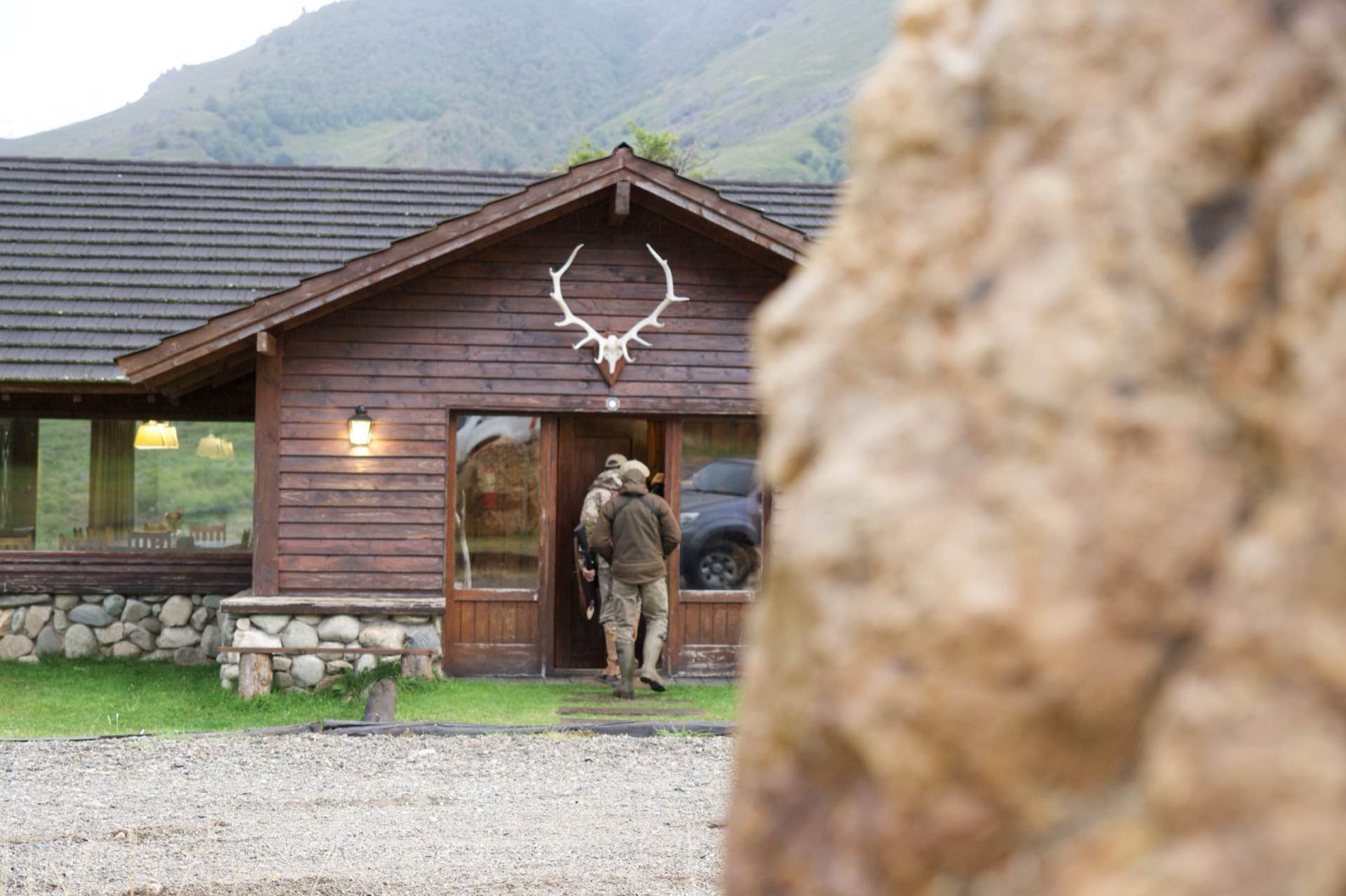 Hunters arriving at the lodge entrance